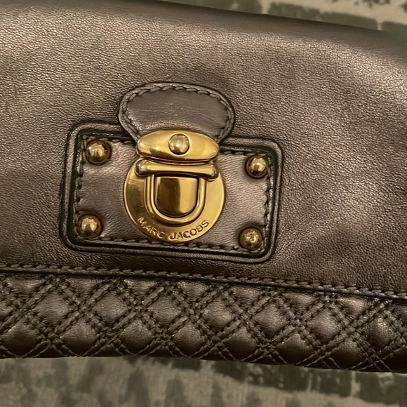 Designer Marc Jacobs Silver Leather wristlet with Gold Marc Jacobs clasp - Picture 2 of 7